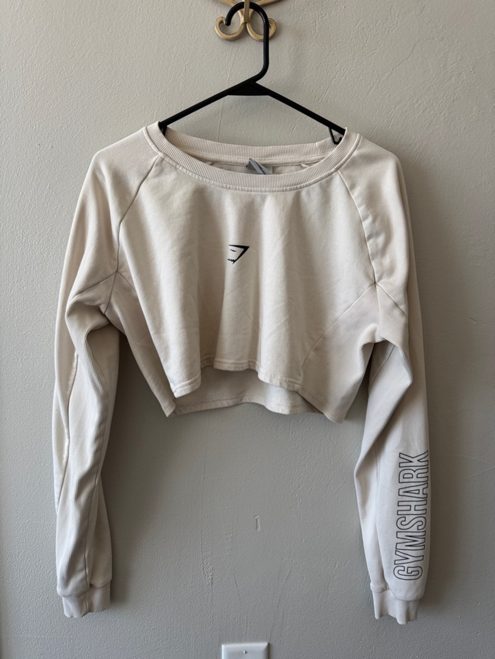 Gymshark Cropped Crew Sweatshirt in Cream